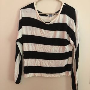 BLACK AND WHITE STRIPED TOP